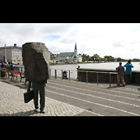 Reykjavík, Fríkirkja, Ansicht von der Skulptur 'Óþekkti Embættismaðurinn' ('der Bürokrat') aus