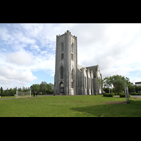 Reykjavík, Landakotskirkja, Dómkirkja Krists Konungs, Christkönigs-Kathedrale), Außenansicht seitlich mit Kirchplatz