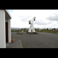 Kópavogur, Kópavogskirkja, Glockenturm mit Blick in Richtung Reykjavík