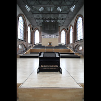 Neubrandenburg, Konzertkirche St. Marien, Blick auf den mobilen Spieltsich und zur Orgelbühne