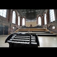 Neubrandenburg, Konzertkirche St. Marien, Mobiler Spieltisch und Orgel