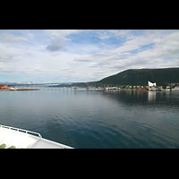 Troms, Ishavskatedralen (Eismeer-Kathedrale), Anfahrt mit der Hurtigruten mit Blick zur Kathedrale