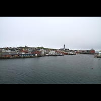 Vardø, Kirke, Anfahrt mit der Hurtigruten mit Blick zur Kirche
