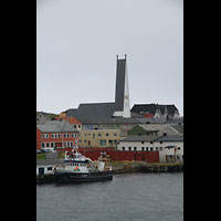 Vard, Kirke, Anfahrt mit der Hurtigruten mit Blick zur Kirche