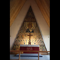 Vardø, Kirke, Chor mit Altarbild, einer Keramikarbeit von Margaret und Jens von der Lippe