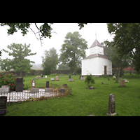 Harstad, Trondenes Kirke, Kirche mit umliegendem Friedhof