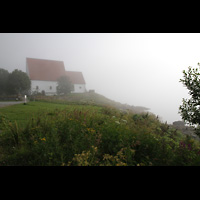 Harstad, Trondenes Kirke, Auenansicht, rechts das Meer