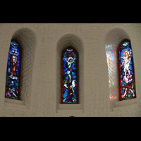 Svolvær, Kirke, Bunte Glasfenster im Chor
