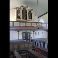 Brønnøysund, Kirke, Linke Seitenempore mit kleiner Orgel