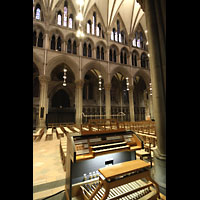 Trondheim, Nidarosdomen, Spieltisch der Chororgel und Chororgel im Triforium