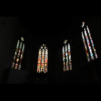 Bergen, Domkirke, Bunte Glasfenster im Chor