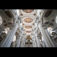 Deckengewölbe und Blick zur Orgel Passau, Dom St. Stephan, Deckengewölbe und Blick zur Orgel