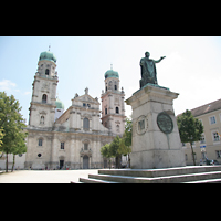 Passau, Dom St. Stephan, Domplatz mit Dom und Maximilian-Denkmal