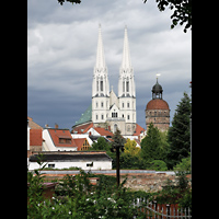 Grlitz, St. Peter und Paul (Sonnenorgel), Blick vom Grnen Graben zur Peterskirche bei Gewitter im Anzug