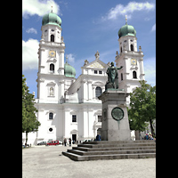 Domplatz mit Denkmal des bayerischen Königs Maximilian I. (1824) und Dom Passau, Dom St. Stephan, Domplatz mit Denkmal des bayerischen Königs Maximilian I. (1824) und Dom