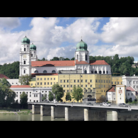 Passau, Dom St. Stephan, Blick vom St. Gertraud-Platz auf den Stephansdom