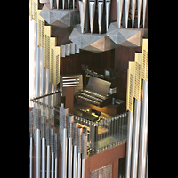 Berlin, St. Hedwigs-Kathedrale, Spieltisch mitten in der Orgel