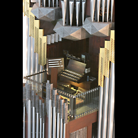 Berlin, St. Hedwigs-Kathedrale, Spieltisch mitten in der Orgel (bis 2019)
