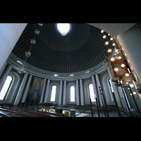 Berlin, St. Hedwigs-Kathedrale, Innenraum von der Seite zur Orgel hin gesehen