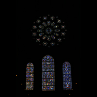 Chartres, Cathédrale Notre-Dame, Rosette und bunte Glasmalereifenster in der Rückwand