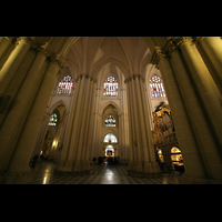 Toledo, Catedral, Blick aus dem Seitenschiff ins Hauptschiff mit Epistelorgel rechts