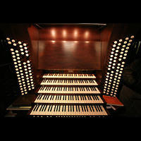 Innenraum / Hauptschiff in Richtung Orgel