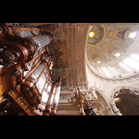 Berlin, Dom, Blick auf die große Orgel und Kuppel