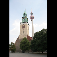 Berlin, St. Marienkirche, Marienkirche mit Fernsehturm in Hintergrund