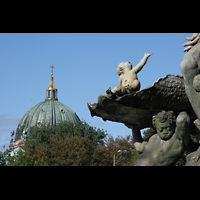 Berlin, Dom, Domkuppel mit Brunnen-Detail vom Alexanderplatz