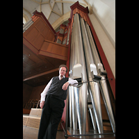 Mnchen (Munich), Liebfrauendom, Ehemaliger Organist Hans Leitner vor den 32'-Pedalpfeifen