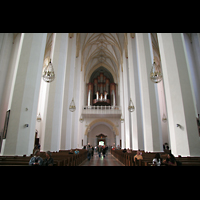 Innenraum / Hauptschiff in Richtung Orgel