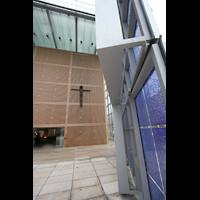 München (Munich), Herz-Jesu-Kirche, Eingangshalle mit Glastüren