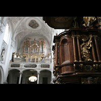 Landsberg am Lech, Stadtpfarrkirche Mari Himmelfahrt, Kanzel und Orgel