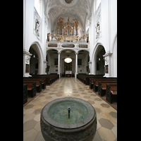 Landsberg am Lech, Stadtpfarrkirche Mari-Himmelfahrt, Taufbecken und Orgel