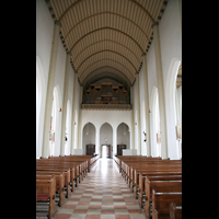 Salzburg, St. Andrä, Blick durchs Innenraum / Hauptschiff in Richtung Orgel