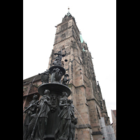 Kirche mit Tugendbrunnen
