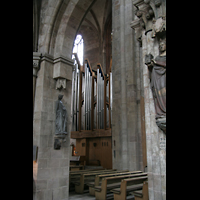 Blick durch die Pfeiler zur Orgel