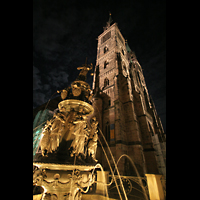 Nürnberg (Nuremberg), St. Lorenz, Tugendbrunnen bei Nacht