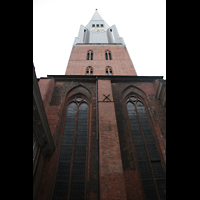 Turm und Seitenschiff
