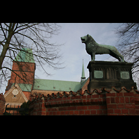 Ratzeburg, Dom, Domhof mit Lwendenkmal