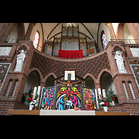 Berlin, Heilige-Geist-Kirche Moabit, Altar mit Orgel