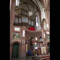 Berlin, Heilige-Geist-Kirche Moabit, Orgel und Altar