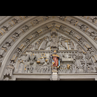 Fribourg (Freiburg), Cathédrale Saint-Nicolas, Tympanon mit in Stein gehauenen Figuren über dem Hauptportal