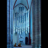 Mainz, St. Stephan, Orgel seitlich im Licht der blauen Chagall-Fenster
