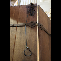 Alkmaar, Sint Laurenskerk, Original aus dem 17. Jh. erhaltene Verriegelungen an den Rckpositivtren