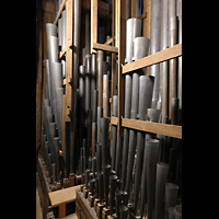 Alkmaar, Sint Laurenskerk, Zungen des Hauptwerks (links) und Pedalpfeifen (rechts)