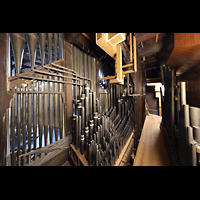 Hauptwerkspfeifen, rechts Zungen, oben Windversorgung u. Wellenbrett z. OW Amsterdam, Nieuwe Kerk, Hauptwerkspfeifen, rechts Zungen, oben Windversorgung u. Wellenbrett z. OW