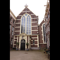 Amsterdam, Waalse Kerk (Oude Walenkerk), Blick ber den Walenpleintje auf die Westfassade