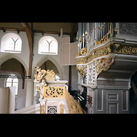 Amsterdam, Waalse Kerk (Oude Walenkerk), Seitlicher Blick ber das Rckpositiv auf die Orgel mit Spieltisch