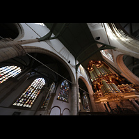 Gouda, Sint Janskerk - Grote Kerk, Blick auf Hauptorgel und Buntglasfenster im sdlichen Langhaus